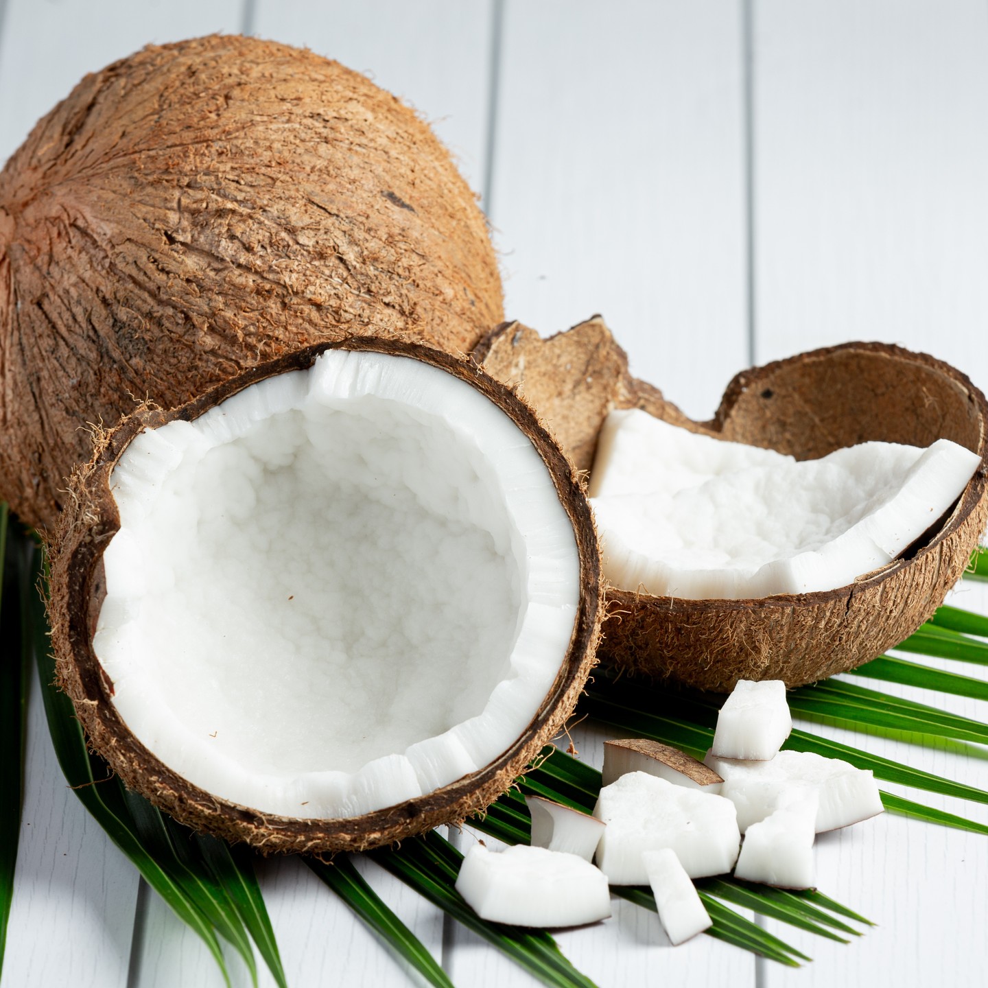 Jak chutná kokos? 🥥

Kokos je zcela právem řazen mezi tzv. superpotraviny, a to především díky vysokému obsahu zdraví prospěšných tuků. O zdravotních benefitech kokosu toho bylo napsáno již mnoho a mým cílem určitě není je všechny opakovat. 

👉 Pojďme se raději podívat na různé formy kokosu, které jsou k dostání, a jejich využití v kuchyni. 

Kokos má totiž skutečně mnoho podob. 👇

🥥Strouhaný kokos
🥥Kokosové lupínky/plátky/chipsy
🥥Kokosové mléko
🥥Kokosová smetana/krém
🥥Kokosová voda
🥥Kokosová mouka
🥥Kokosový olej
🥥Kokosové máslo
🥥Kokosový cukr
🥥Kokosový sirup
🥥Kokosový jogurt
🥥 Kokosový kefír
🥥Coconut aminos
🥥Kokosový ocet

Zapomněla jsem na některou?

Jaká je vaše oblíbená surovina z kokosu?
Dejte mi vědět do komentáře. 🔽

Více informací o jednotlivých surovinách vyráběných z kokosu najdete v mém novém článku: https://www.receptyprozivot.cz/jak-chutna-kokos/

❓Věděli jste, že ačkoli bývá kokos často řazen mezi ořechy, ve skutečnosti se jedná o druh ovoce?🌴 Díky tomu si ho můžete dopřát i při alergii na ořechy, nebo například při eliminační fázi autoimunitního protokolu.

#kokos #chutkokosu #jakchutnakokos #receptyprozivot #kokosovemleko #kokosovavoda #kokosovámouka #kokosovyolej #kokosovemaslo #kokosovycukr #strouhanykokos #kokosovechipsy #kokosovysirup #kokosovyjogurt #kokosoveaminos #kokosovyocet #vsezkokosu #bezorechu #aipeliminace #autoimunitniprotokol #aiprecepty #paleorecepty #lowcarbrecepty #paleocz #paleoczsk #rawrecepty
